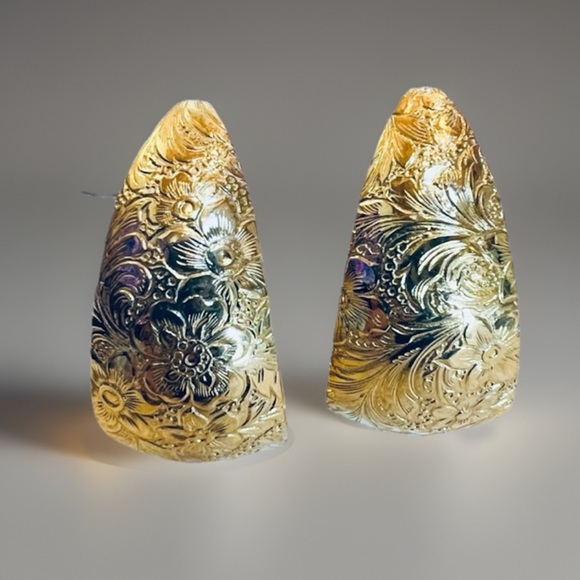 Beautiful, lightweight etched, gold tone, wide costume earrings - Picture 4 of 8